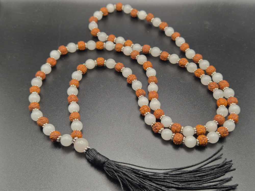 Handgefertigte Rudraksha & Quartz Mala aus Nepal mit feinen Metall-Spacern und schwarzer Quaste.